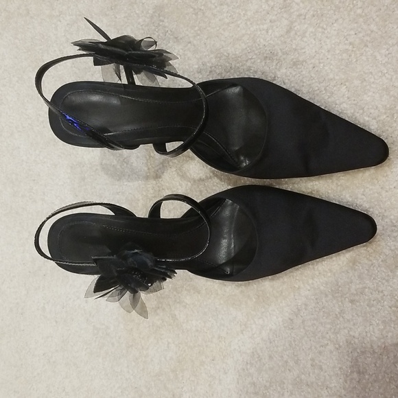 Beautiful satin Nine West dressy shoe - Picture 7 of 7